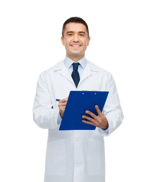 Sorridente médico masculino com prancheta escrita — Fotografia de Stock