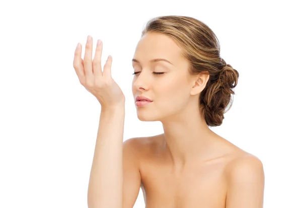 Жінка пахне парфумами з зап'ястя руки — стокове фото