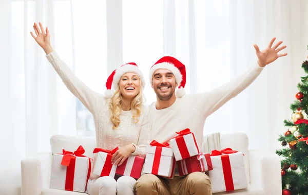 Feliz pareja en casa con cajas de regalo de Navidad —  Fotos de Stock