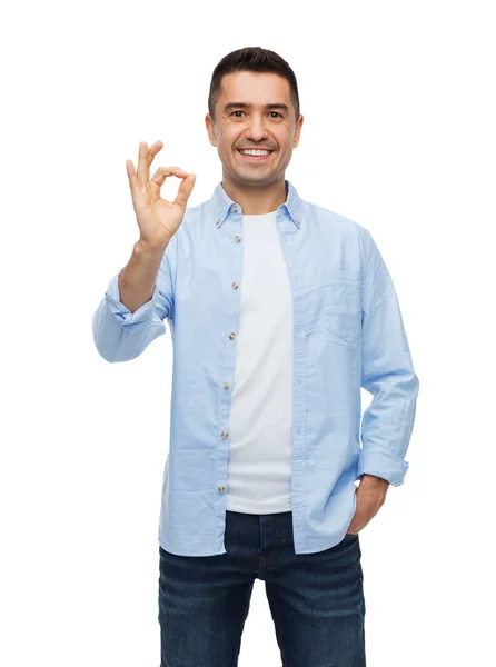 Χαμογελαστός άνθρωπος δείχνει σημάδι εντάξει χέρι — Φωτογραφία Αρχείου