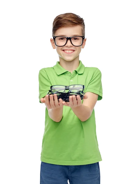 Happy boy in green polo t-shirt holding eyeglasses — Stock fotografie