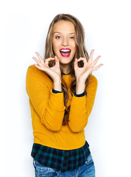 Felice giovane donna o adolescente mostrando ok segno della mano — Foto Stock