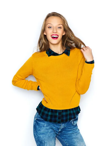 Glückliche junge Frau oder Teenie-Mädchen in lässiger Kleidung — Stockfoto