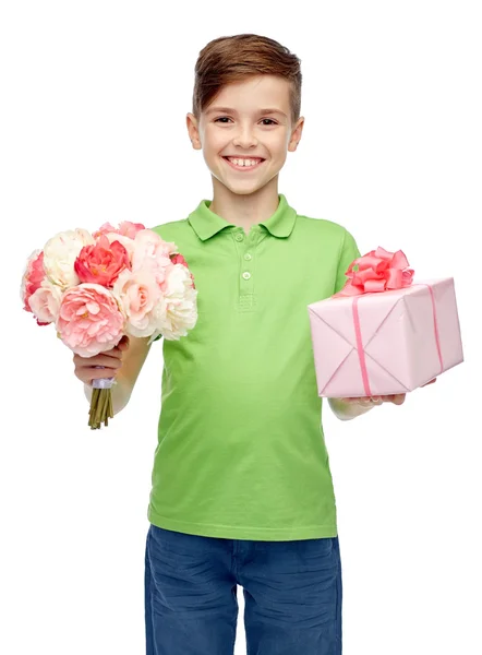 Menino feliz segurando cacho de flores e caixa de presente — Fotografia de Stock