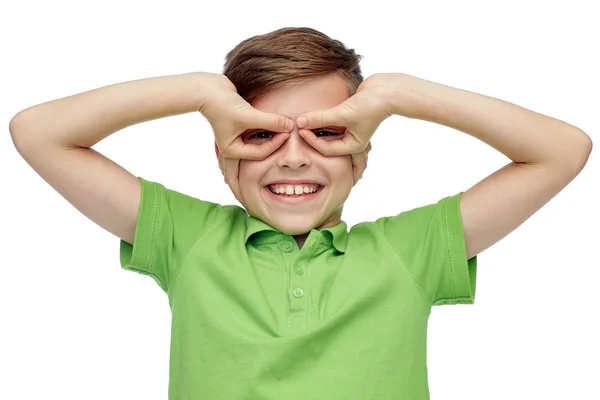 Menino feliz em t-shirt se divertindo e fazendo rostos — Fotografia de Stock