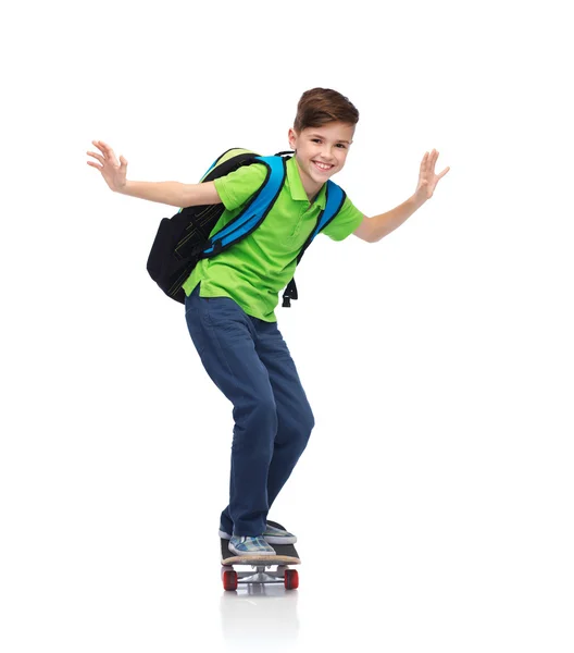 快乐的学生男孩，背着背包和滑板 — 图库照片