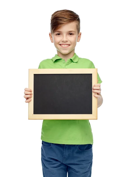 Niño feliz en camiseta sosteniendo pizarra en blanco — Foto de Stock