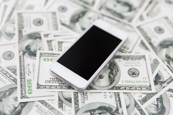 Primo piano di smartphone e denaro dollaro — Foto Stock