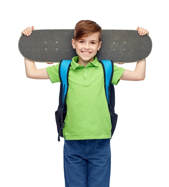 배낭 과 스케이트 보드를 든 행복 한 학생 — 스톡 사진
