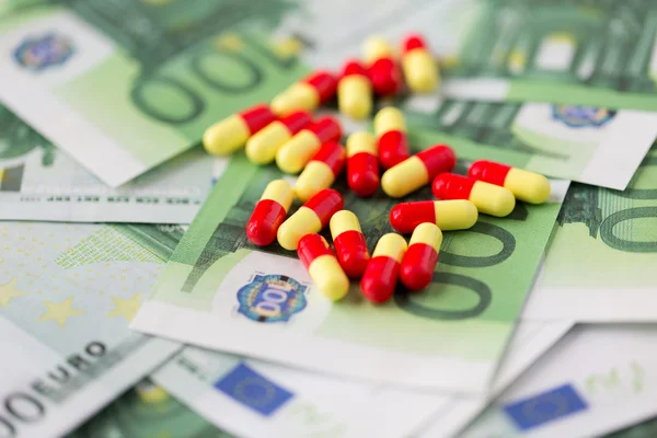 Lékařské pilulky nebo léky a eura v hotovosti peníze — Stock fotografie
