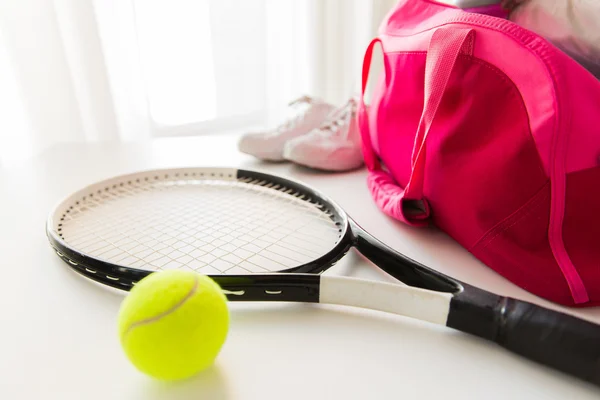 Zbliżenie na tenis rzeczy i kobieta torba sportowa — Zdjęcie stockowe