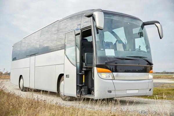 Autobús turístico que permanece al aire libre — Foto de Stock