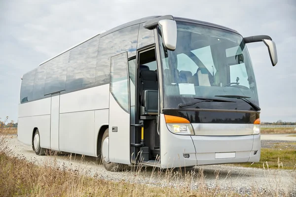 Autobús turístico que permanece al aire libre —  Fotos de Stock