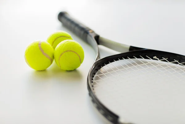 Primer plano de raqueta de tenis con pelotas — Foto de Stock