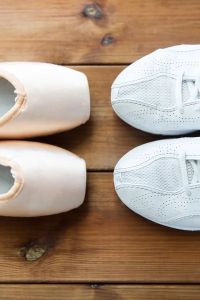 Gros plan de baskets et chaussures pointes sur bois — Photo