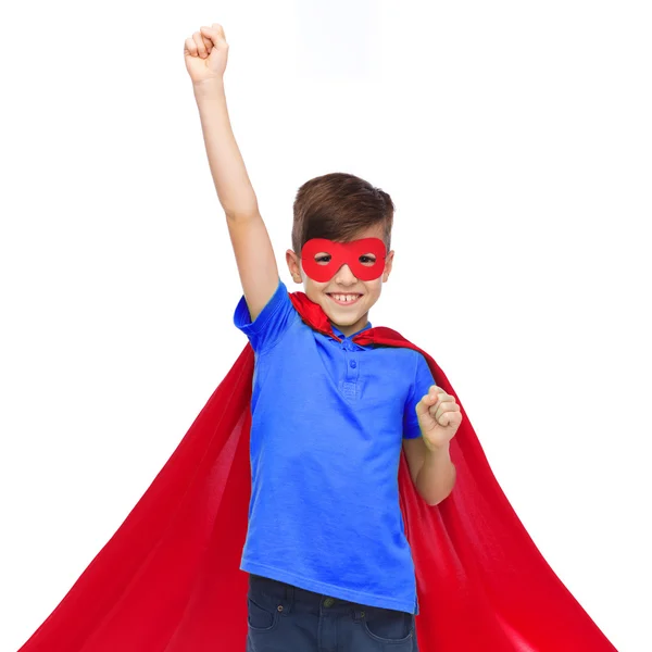 Garçon en rouge super héros cape et masque montrant les poings Photos De Stock Libres De Droits