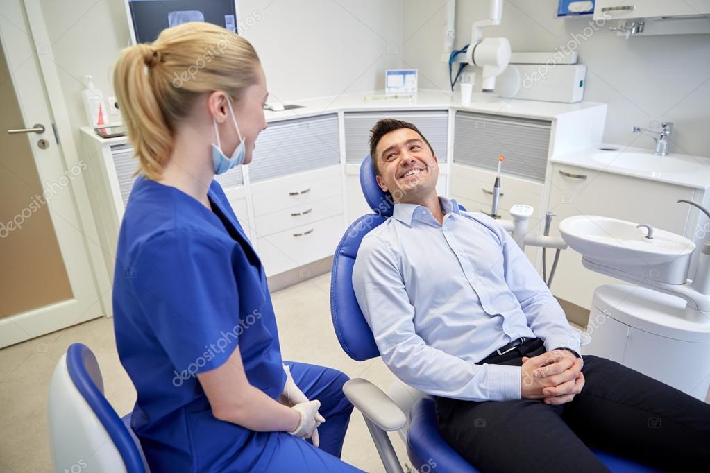 Врач стоматолог новое. Пациент в кресле стоматолога. Парень в кресле стоматолога. Женщина в стоматологическом кресле. Стоматология кресло.