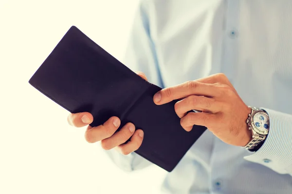 Крупним планом руки бізнесмена, що тримають відкритий гаманець — стокове фото