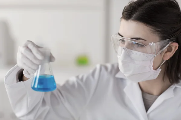 Close-up de cientista com teste de tomada de frasco — Fotografia de Stock