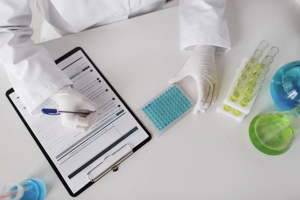 Nahaufnahme eines Wissenschaftlers, der Test im Labor macht — Stockfoto