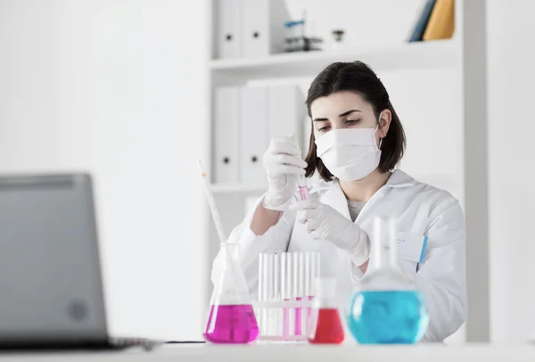 Close-up van wetenschapper maken van test in het lab — Stockfoto