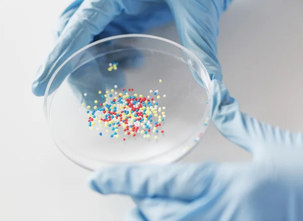Nahaufnahme von Wissenschaftlerhänden, die eine chemische Kur halten — Stockfoto