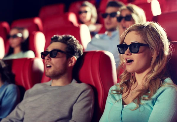 Vrienden kijken naar horrorfilm in 3D-theater — Stockfoto