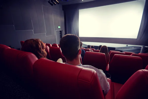 Счастливая пара смотрит кино в кинотеатре или кино — стоковое фото