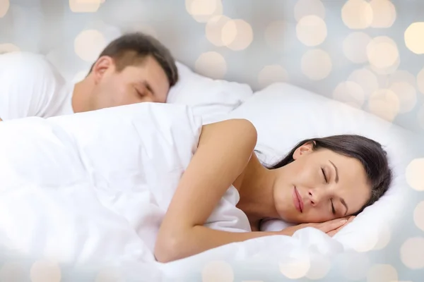 Felice coppia dormire a letto — Foto Stock
