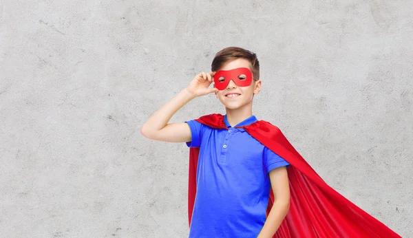 Menino em capa de super-herói vermelho e máscara — Fotografia de Stock