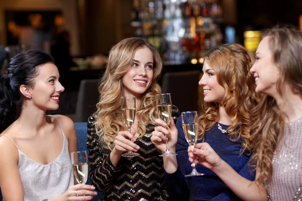 Donne felici con bicchieri di champagne al night club — Foto Stock