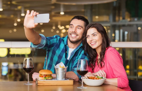 Pár figyelembe selfie által smartphone étteremben Stock Fotó