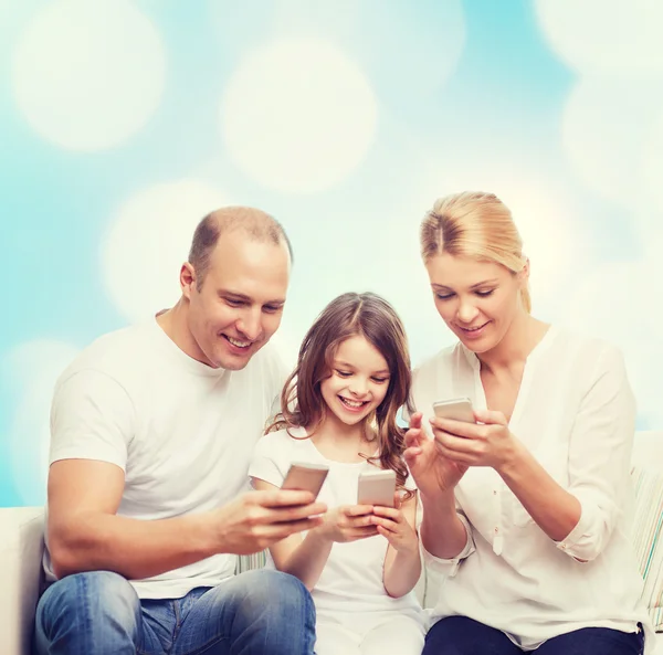Akıllı telefonlar ile mutlu bir aile — Stok fotoğraf