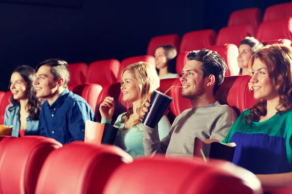 Amigos felizes assistindo filme no teatro — Fotografia de Stock