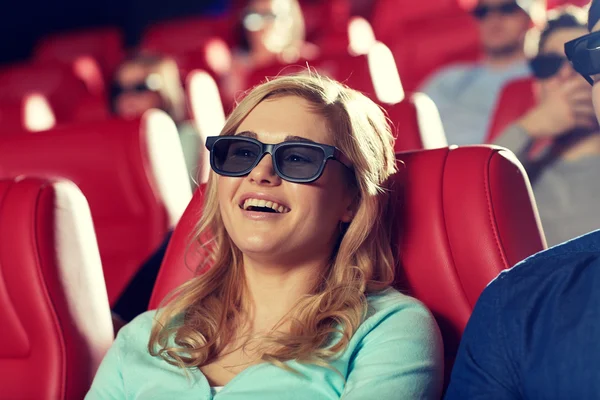 Gelukkig jonge vrouw kijken naar film in theater — Stockfoto