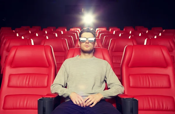 Young man watching movie in 3d theater — Stock Photo, Image