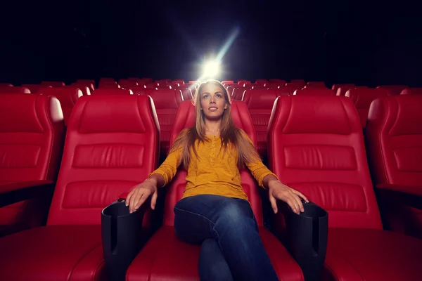 Jovem mulher assistindo filme no teatro — Fotografia de Stock