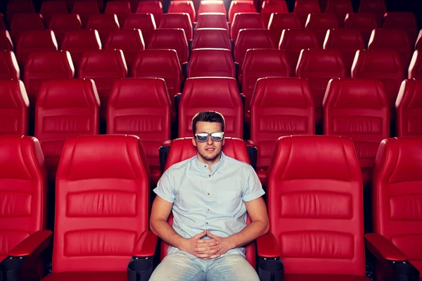 Jonge man kijken naar film in 3D-theater — Stockfoto