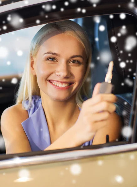 Mujer feliz consiguiendo la llave del coche en demostración auto o salón — Foto de Stock