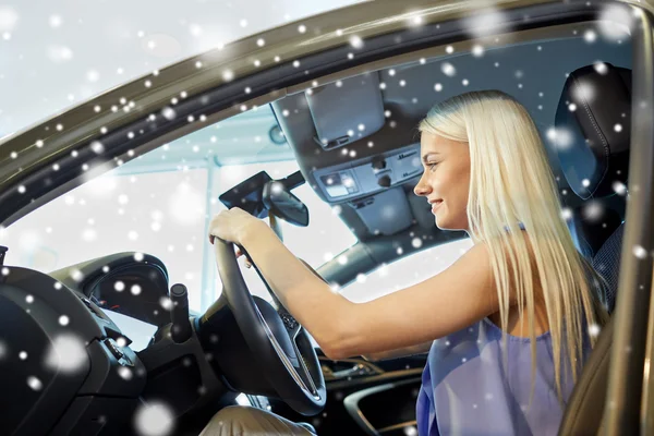 Mujer feliz dentro del coche en auto show o salón — Foto de Stock