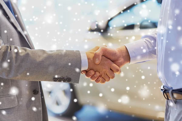 Close up of male handshake in auto show or salon — Stock Photo, Image