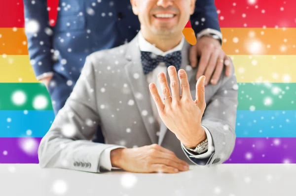 Close up de masculino gay casal com casamento anéis no — Fotografia de Stock