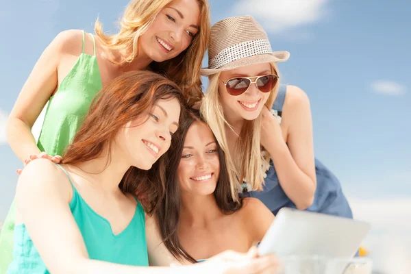Meninas sorridentes olhando para tablet pc no café — Fotografia de Stock