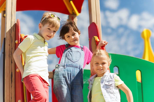 Grupo de niños felices en el parque infantil —  Fotos de Stock