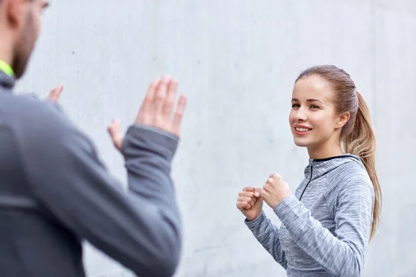 Donna felice con allenatore che lavora fuori sciopero all'aperto — Foto Stock