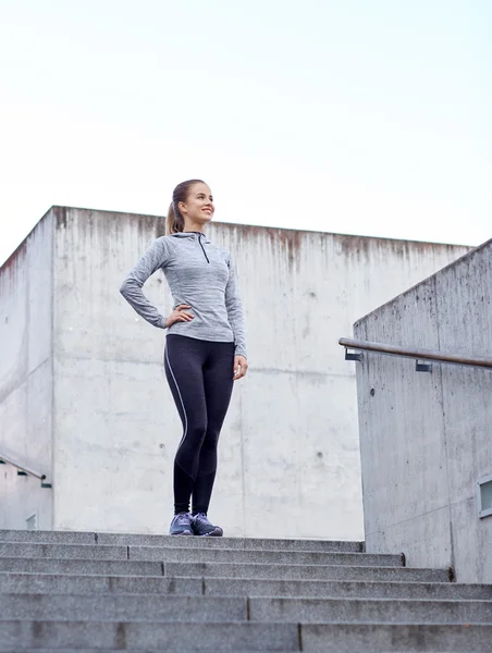 Gülümseyen City merdivenlerde sportif kadın — Stok fotoğraf