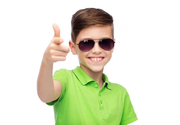 Smiling boy in sunglasses and green polo t-shirt — Zdjęcie stockowe