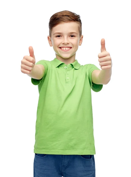 Feliz chico en verde polo camiseta mostrando pulgares hacia arriba —  Fotos de Stock
