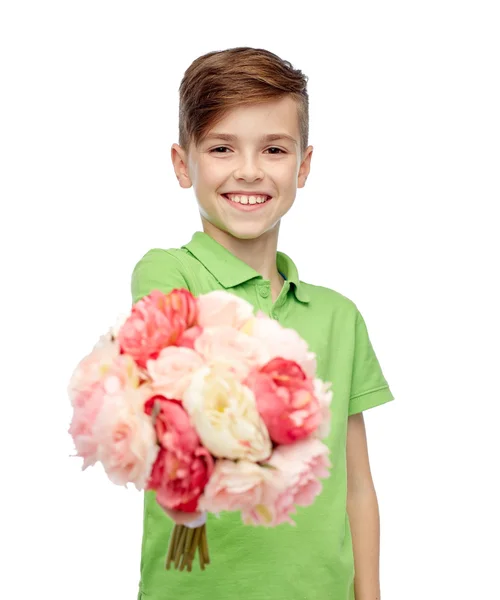 Menino feliz segurando ramo de flores — Fotografia de Stock