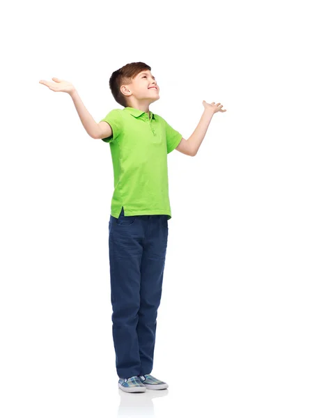 Счастливый мальчик в футболке с поло, поднимающий руки — стоковое фото
